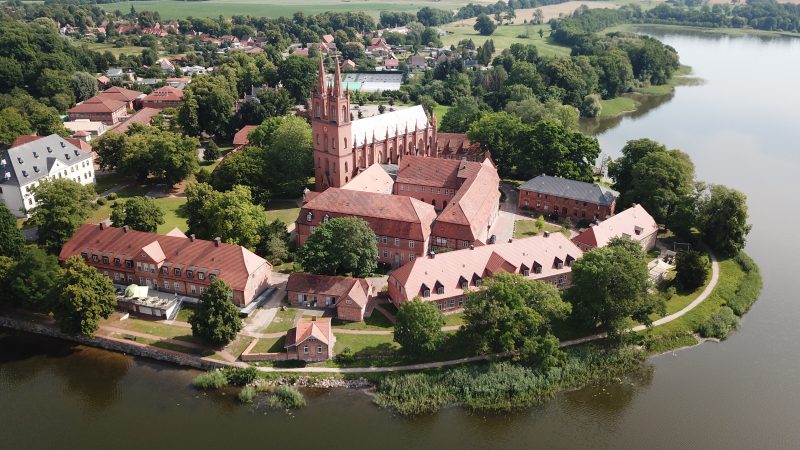 Luftaufnahmen Klosteranlage mit See