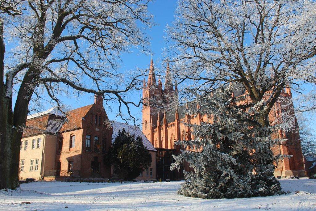 Klosterkirche Dobbertin mit zwei Kirchtürmen und weiteren Gebäuden im Schnee