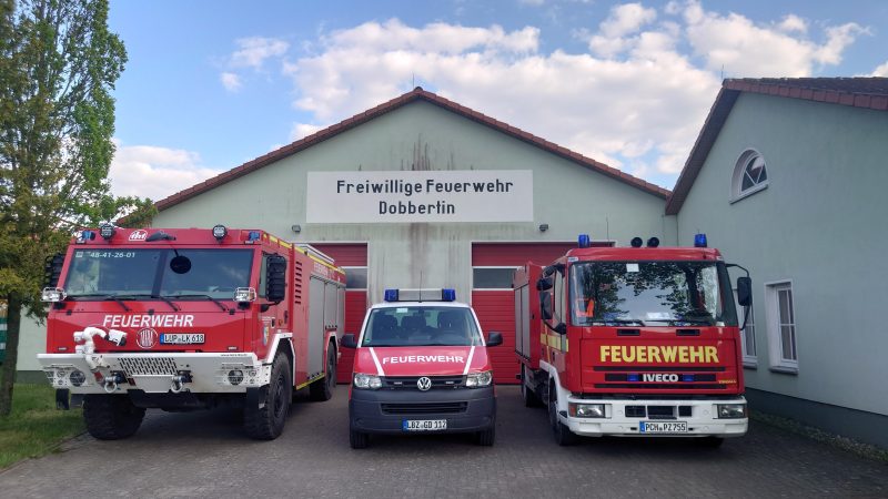 Feuerwehrgebäude Dobbertin mit Fahrzeugen davor